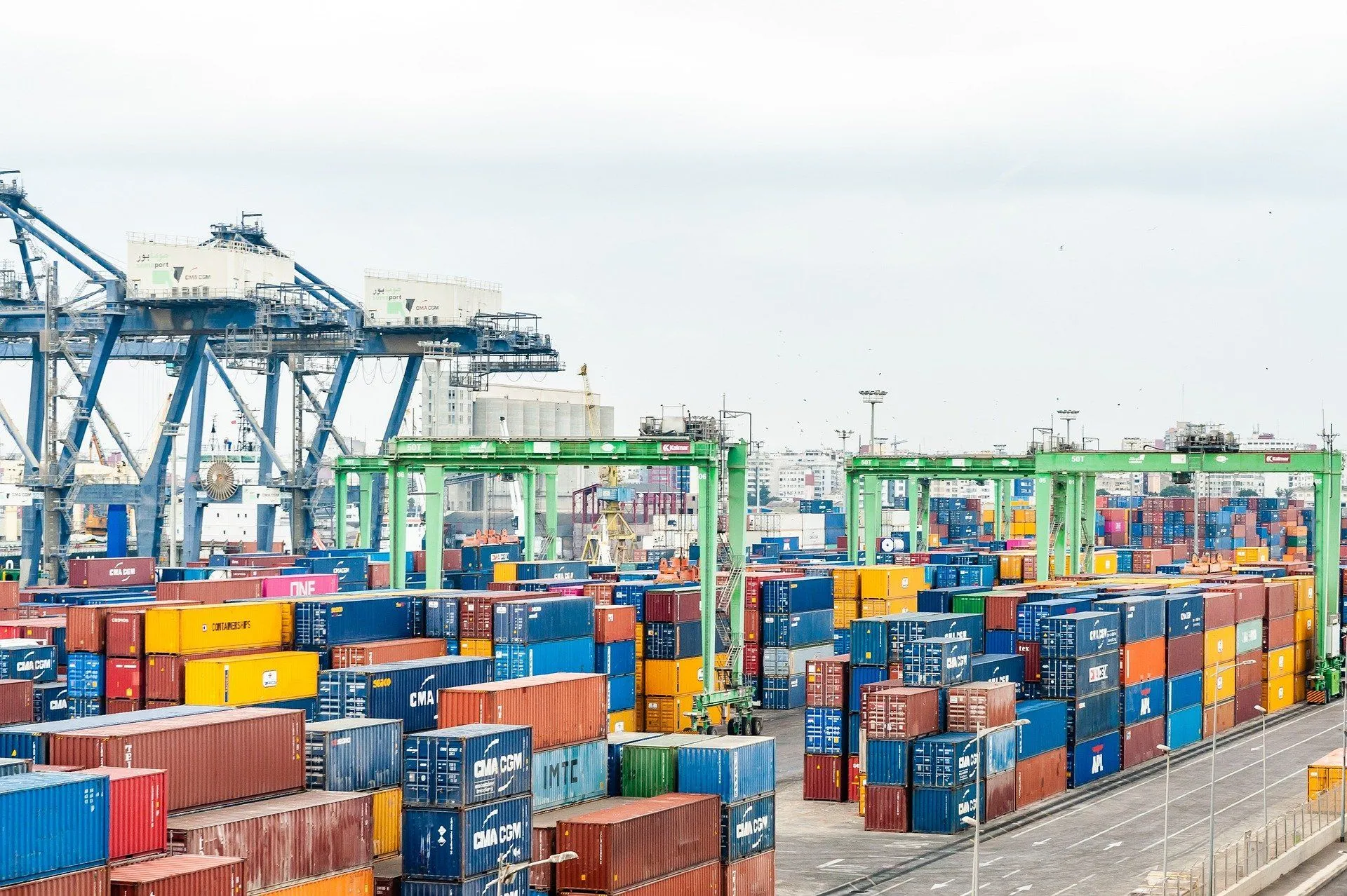 Containerhafen mit Verladekränen